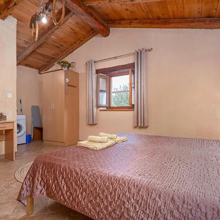 Farm House Apartment *